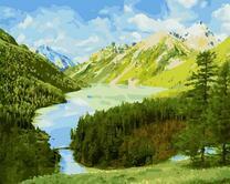 Горное озеро в лучах летнего солнца