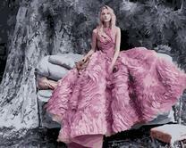 Девушка в розовом платье под раскидистым деревом