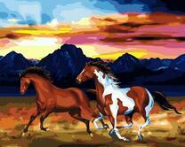 Бег лошадей на фоне утренних гор