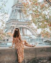 Девушка в весеннем парке Парижа