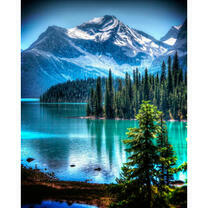 Красочный вид на гору, лес и озеро