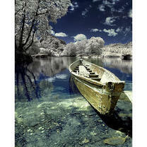 Лодка на морозном озере