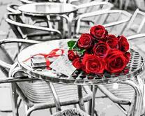 Букет красных роз на столе в кафе