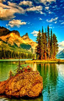 Красивый пейзаж с озером на фоне гор