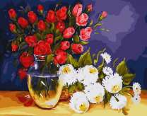 Красные розы в вазе и букет белых роз