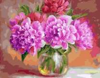 Букет цветущих пионов в прозрачной вазе