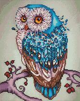 Сова с голубыми перьями на ветке