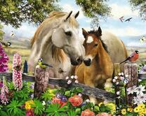 Лошадь с малышом у цветущей изгороди