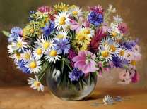 Большой букет ромашек и полевых цветов в вазочке