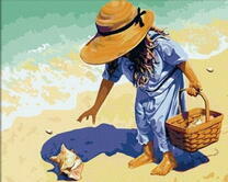 Девочка и ракушка на берегу моря