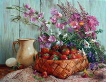 Натюрморт с клубникой и полевыми цветами