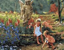 Дети играют с бабочкой у статуи