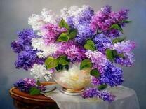 Букет сирени в белой вазе с золотым узором