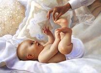 Младенец играет с мамой