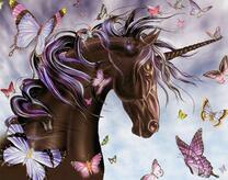 Коричневый единорог и бабочки