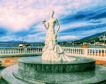 Статуя невесты на фоне озера