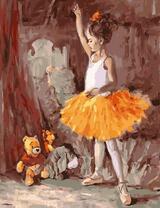 Маленькая балерина танцует дома