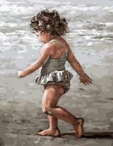 Ребенок бежит по пляжу