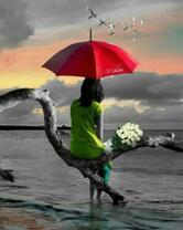 Девушка под зонтом у моря