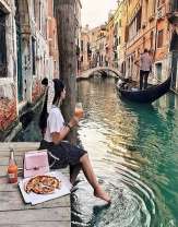 Венецианское утро с вином и пиццей