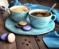 Пара чашечек кофе и печенье