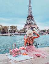 Девушка на пикнике у Эйфелевой башни