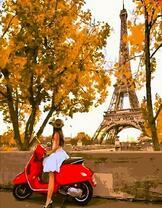 Девушка на мопеде в осеннем Париже