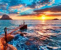 Деревянный причал в спокойном море