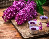 Веточки сирени и свечи