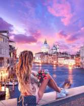Девушка на фоне ночных огней Венеции