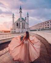 Легкая девушка на фоне мечети