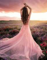 Девушка в нежном платье среди цветочного поля