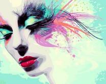 Девушка с красочным макияжем