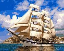 Корабль с белыми парусами в море