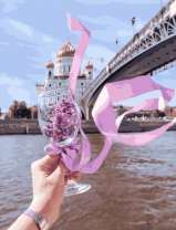 Бокал с сиренью на фоне собора