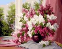 Весенняя сирень в вазе у окна