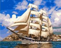 Стремительный парусник у берега