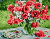 Маленькие ромашки и маки в одной вазе