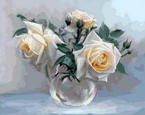 Три розочки в прозрачной круглой вазе