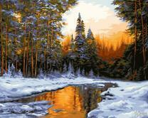 Яркий рассвет над озером в зимнем лесу