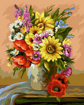 Букет в вазе из маков, подсолнухов и колокольчиков