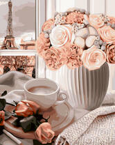 Белая ваза с нежным букетом роз в Париже