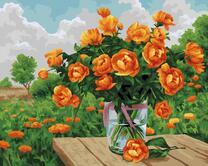 Оранжевые пионы в прозрачной вазе