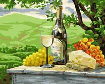 Белое вино и сыр на фоне зеленых холмов