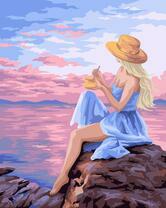 Девушка у моря встречает закат