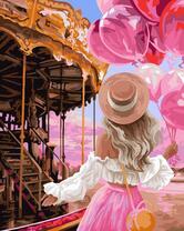 Девушка с шариками и в шляпке у карусели