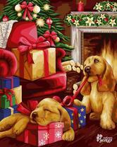 Милые щенки у камина под новогодней елкой