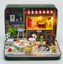 Уличное кафе с кошечкой