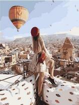 Девушка смотрит на Каппадокию