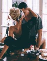 Сексапильная пара на кухне